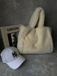 Fluffy tote bag