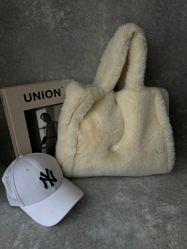 Fluffy tote bag