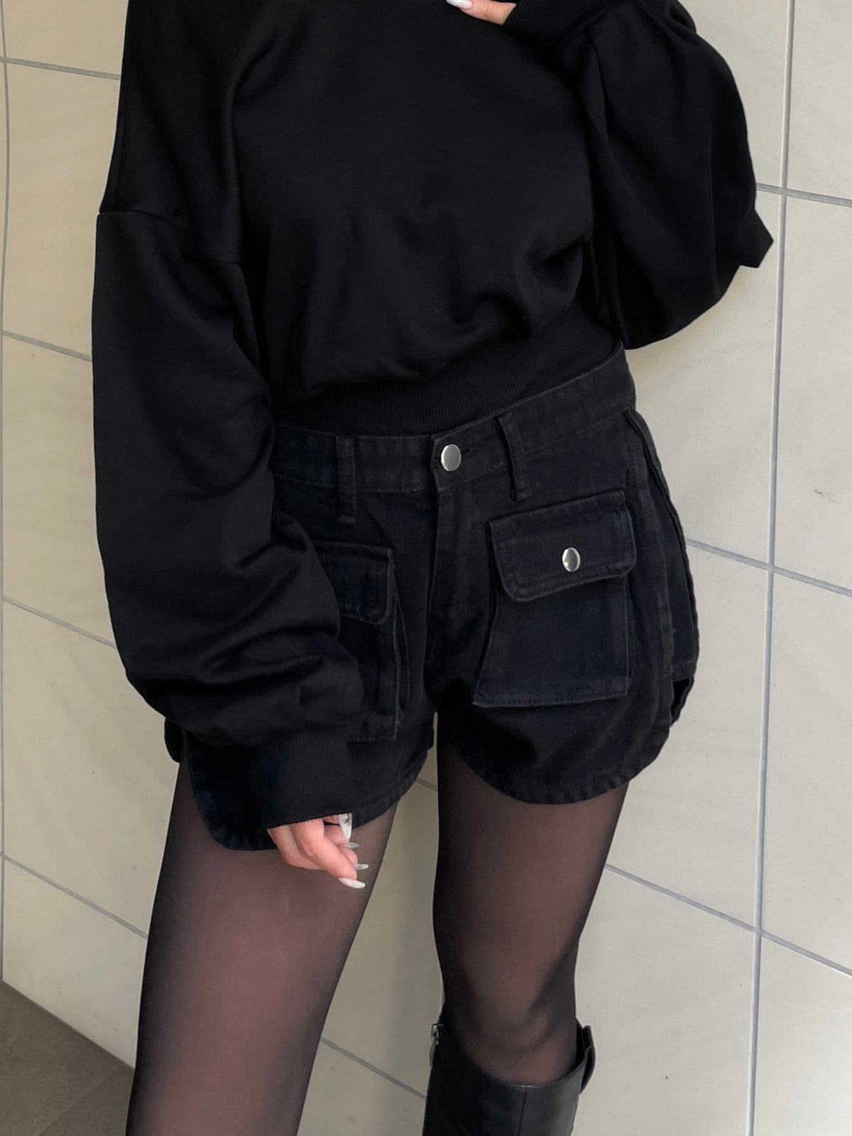 Front pocket short pants